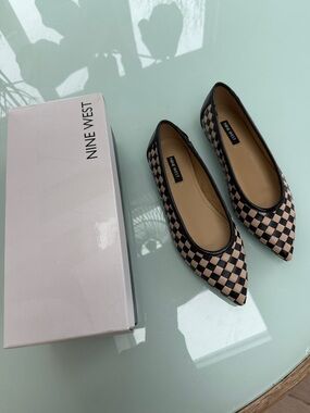 Nine West Black and Beige Checkered Pointed Ballet Flats largo 6 new